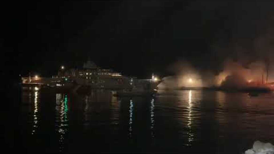 Φωτιά σε τέσσερα σκάφη στη Μαρίνα Ζέας: Βυθίστηκαν τα τρία (2)