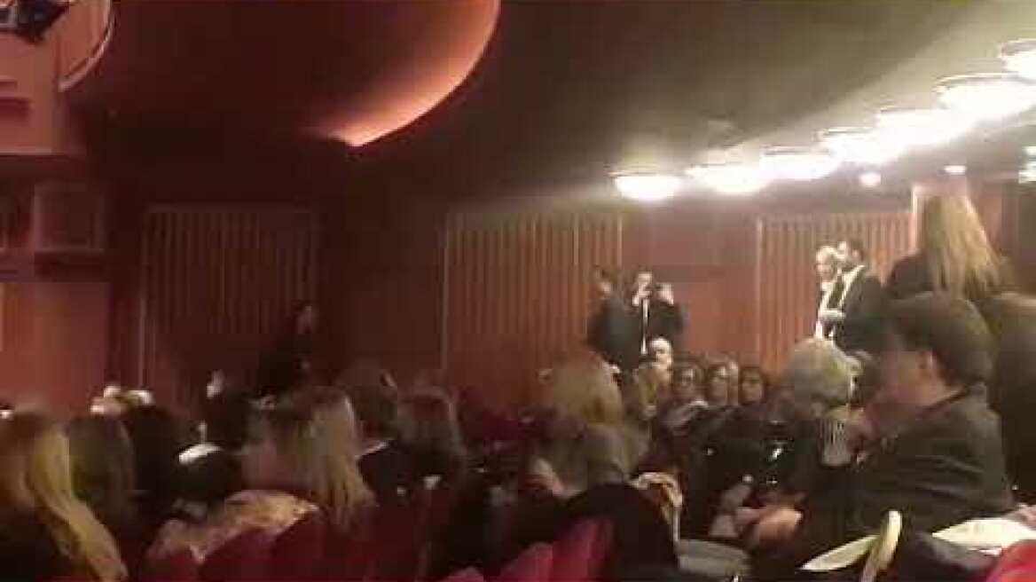 Η υφυπουργός Μακεδονίας Θράκης Ελ  Χατζηγεωργίου αποχωρεί από την εκδήλωση για το Παπαγεωργίου