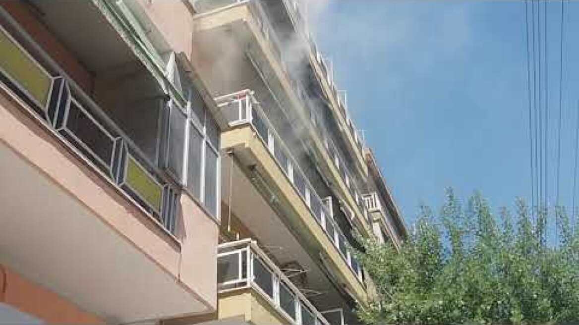 Απεγκλωβισμός 13χρονου από πυρκαγιά σε διαμέρισμα στην Κάτω Τούμπα - Voria.gr