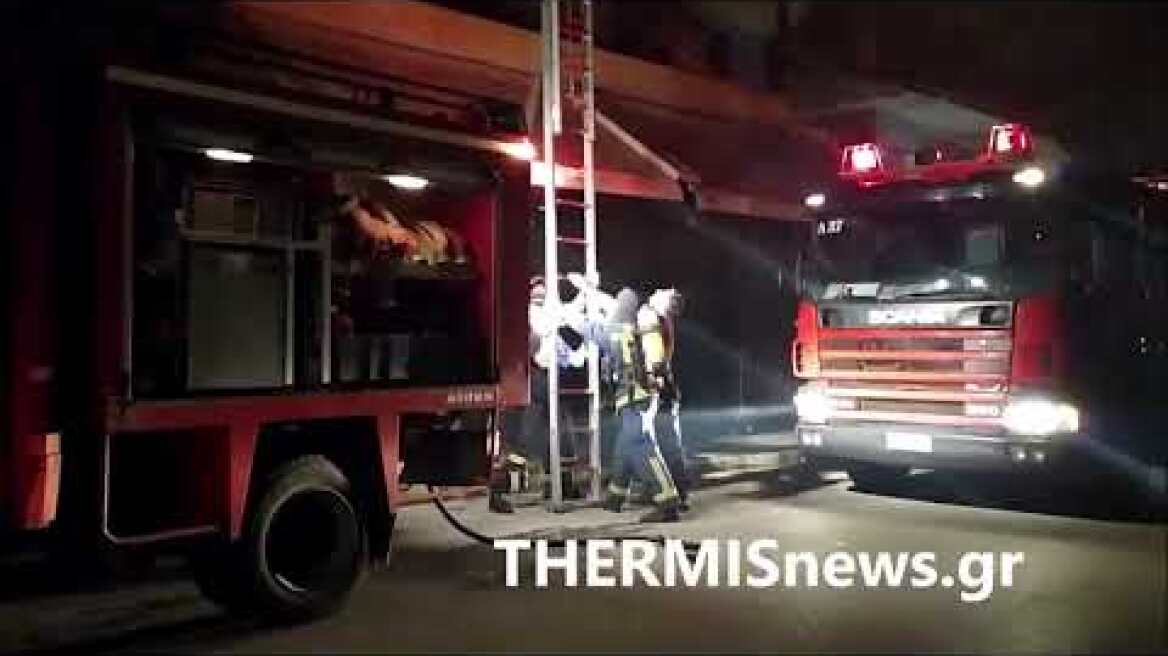 THERMISnews.gr | H προσπάθεια της Π.Υ. να προσεγγίσει την οικογένεια που εγκλωβίστηκε στη βεράντα