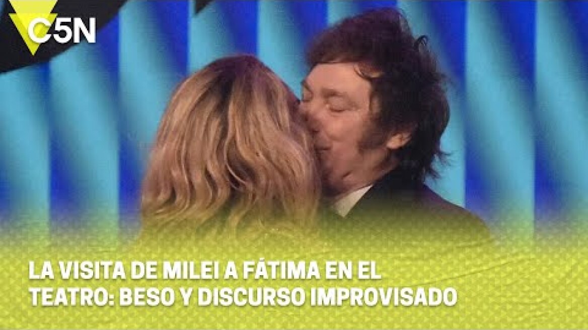 El BESO de MILEI a FÁTIMA FLOREZ en el ESCENARIO