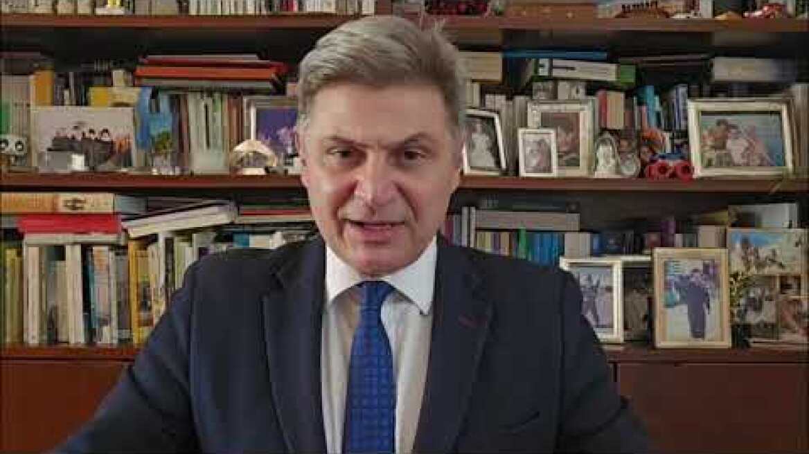 Δεν παραδίδει την έδρα ο Νίκος Φαραντούρης