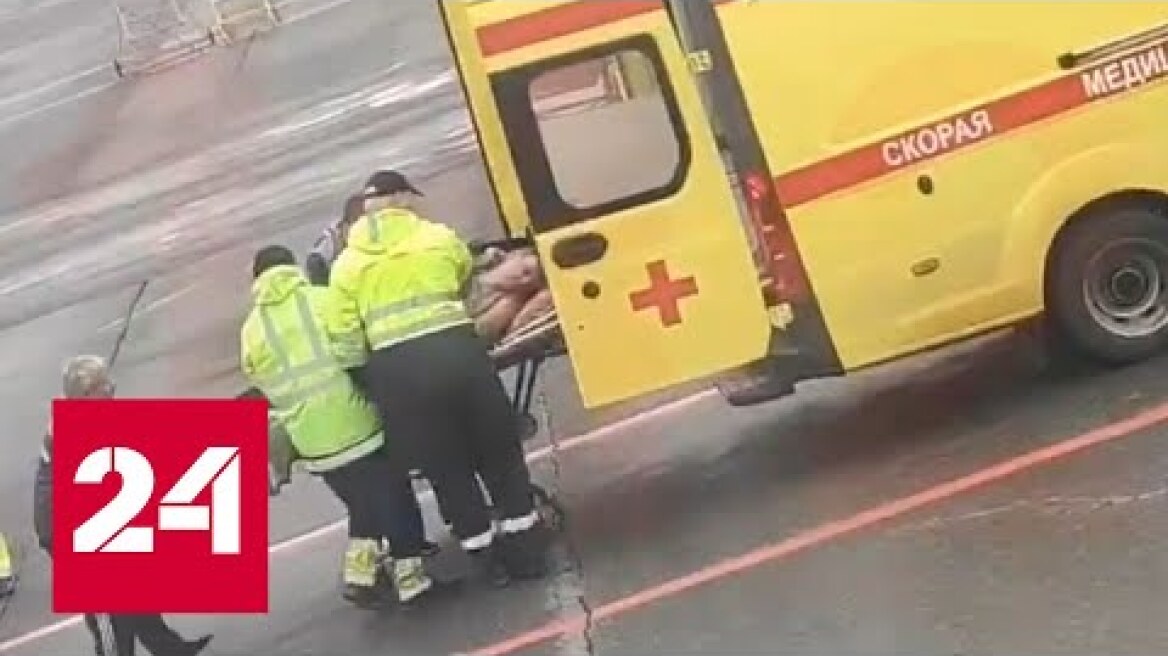 Появилось видео госпитализации Алексея Навального в аэропорту Омска - Россия 24