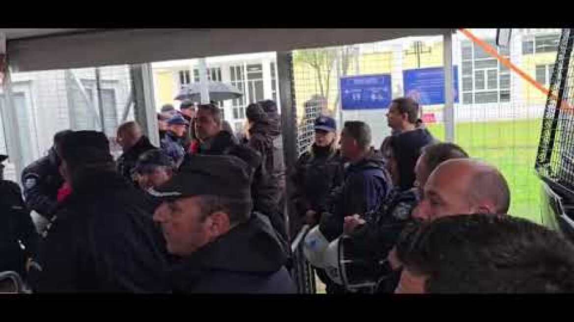 Ένταση στην είσοδο του δικαστηρίου για τα Τέμπη