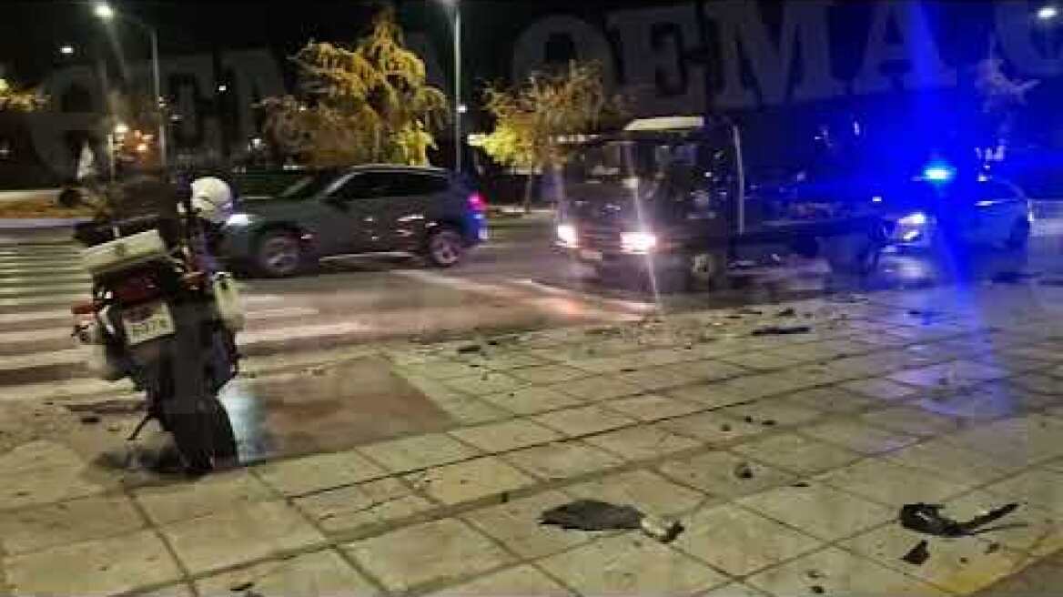 Θεσσαλονίκη: Porsche έχασε τον έλεγχο και «καρφώθηκε» σε κολονάκια