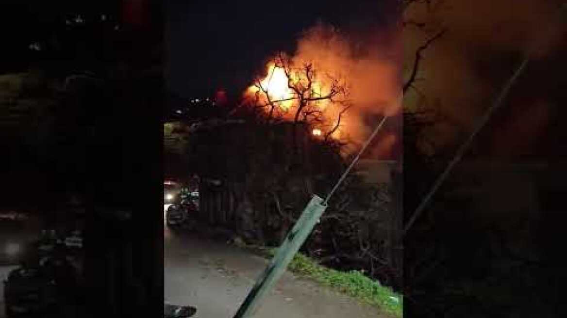 Καίγεται σπίτι μέσα στην Αράχωβα (1)