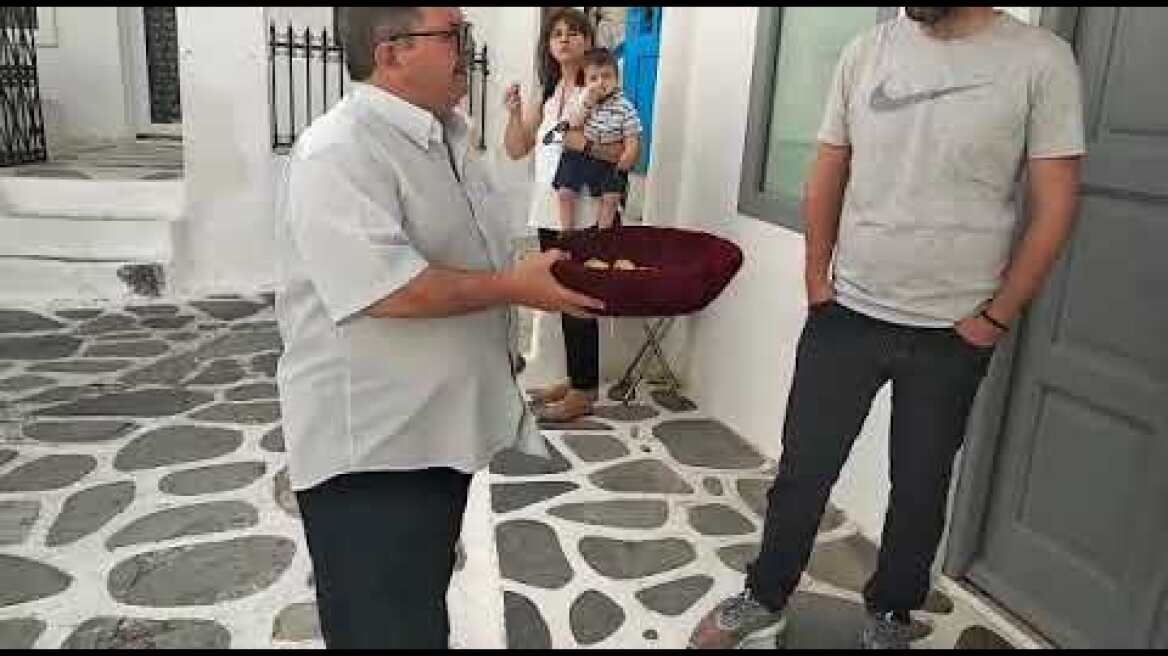 Μύκονος : Χύμα το αντίδωρο στους πιστους