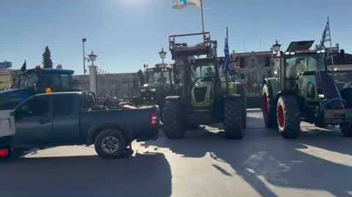 Οι αγρότες αποχωρούν απο το λιμάνι της Θεσσαλονίκης