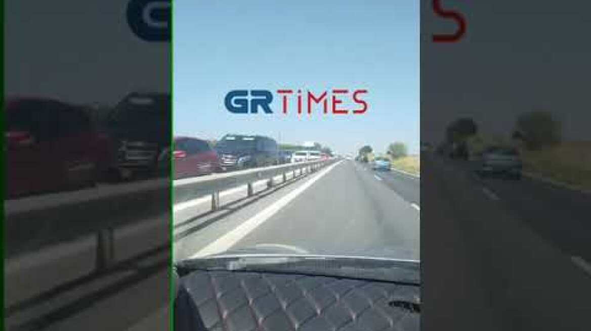 Χαλκιδική: Τεράστιο μποτιλιάρισμα στη Μουδανιών - ΙΧ πήρε φωτιά στη μέση του δρόμου