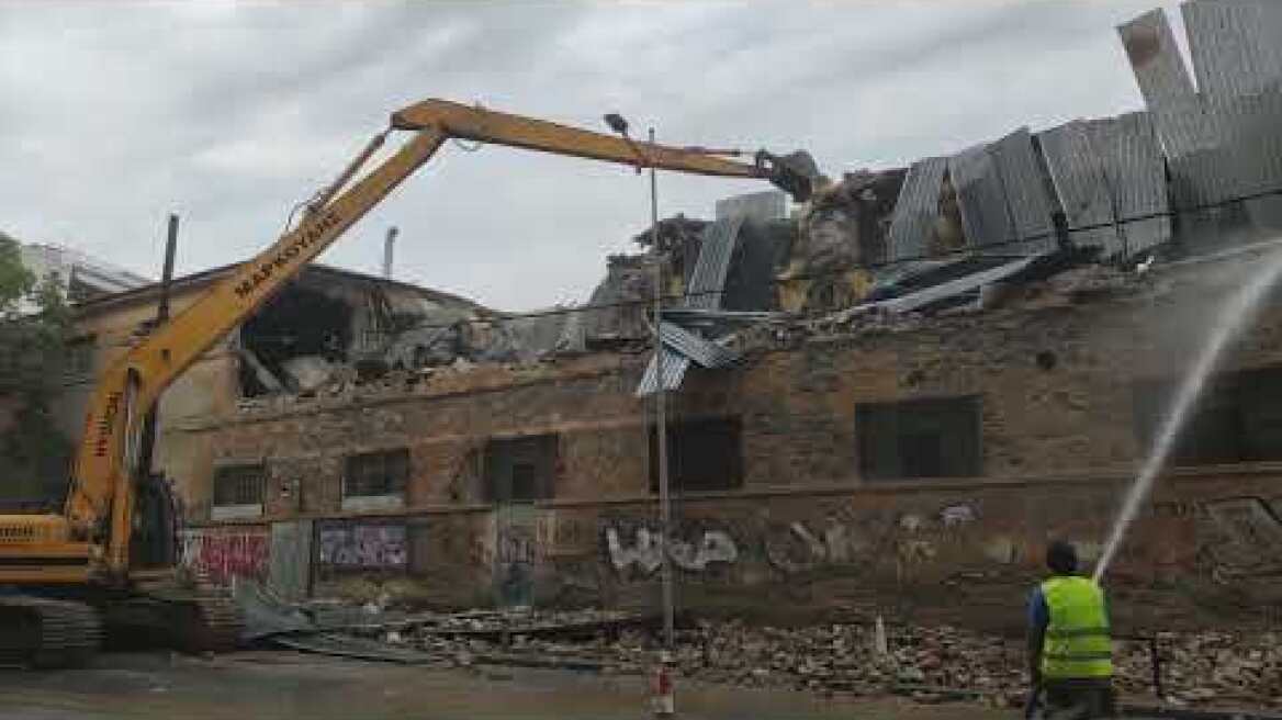 Κατεδαφίζεται το ιστορικό εργοστάσιο ΑΛΥΣΙΔΑ στη Χαριλάου