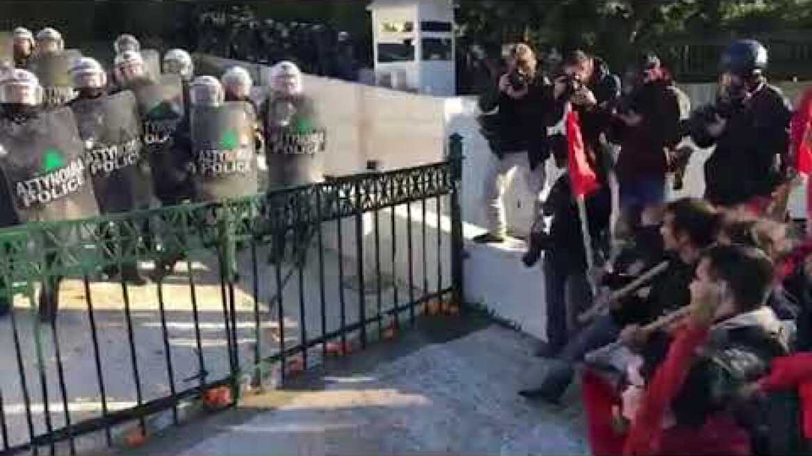 Εκπαιδευτικοί: Ένταση στο συλλαλητήριο έξω από τη Βουλή