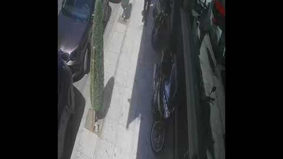 Καρέ-καρέ η δράση των Κολομβιανών «ποντικών» που άδειασαν τις θυρίδες από τράπεζα της Ν. Σμύρνης (2)