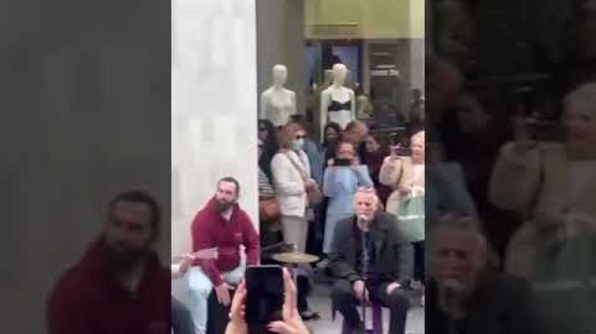 Φίλιππος Πλιάτσικας και Μπάμπης Στόκας τραγουδούν στην Ερμού με πλανόδιους μουσικούς