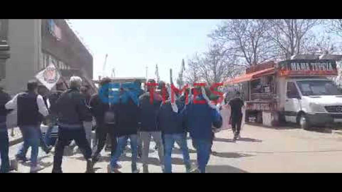 Στο λιμάνι η πορεία των διαδηλωτών - GRTimes.gr