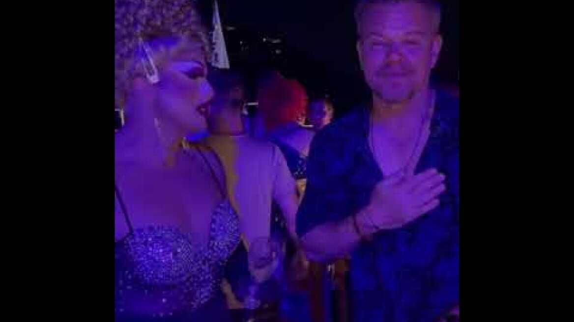 Ματ Ντέιμον και αδερφοί Χέμσγουορθ απολαμβάνουν πάρτι στη Μύκονο με drag queens