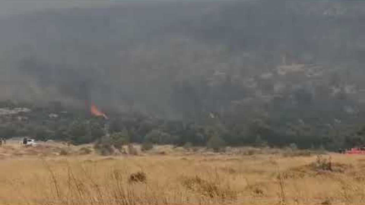 Φωτιά στην Πάρνηθα: Αναζωπύρωση στον οικισμό της Αγίας Παρασκευής στο Μενίδι