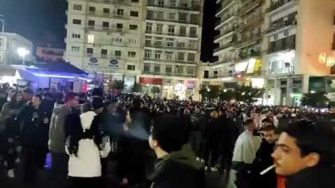 Το αδιαχώρητο στην Πάτρα τα ξημερώματα της Κυριακής 