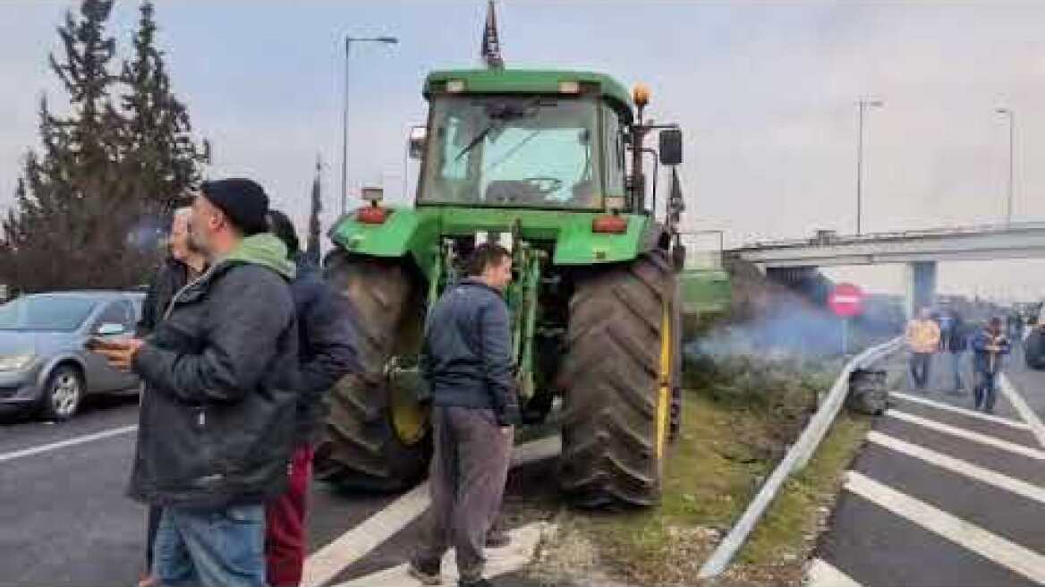 Oι αγρότες αποχωρούν από το μπλόκο της Νίκαιας (2)