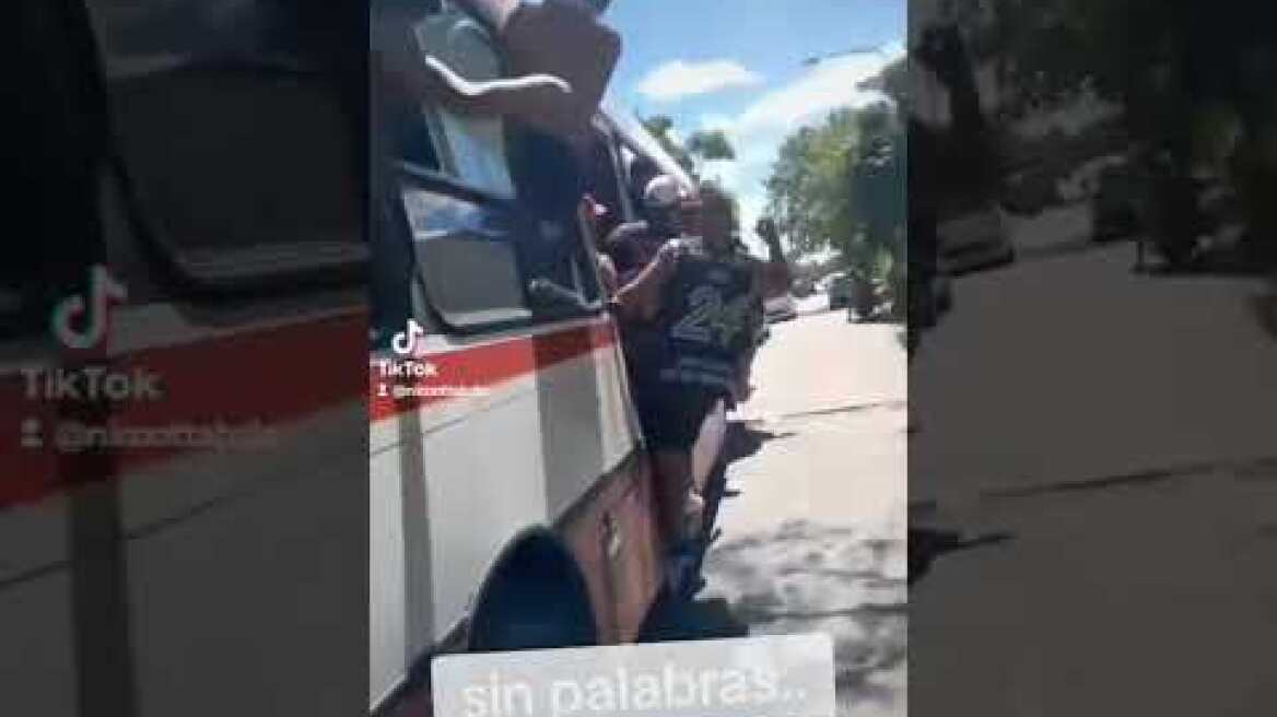 supuestos hinchas de Dep Laferrere mostrando armas a plena luz del día #argentina #ascenso #futbol