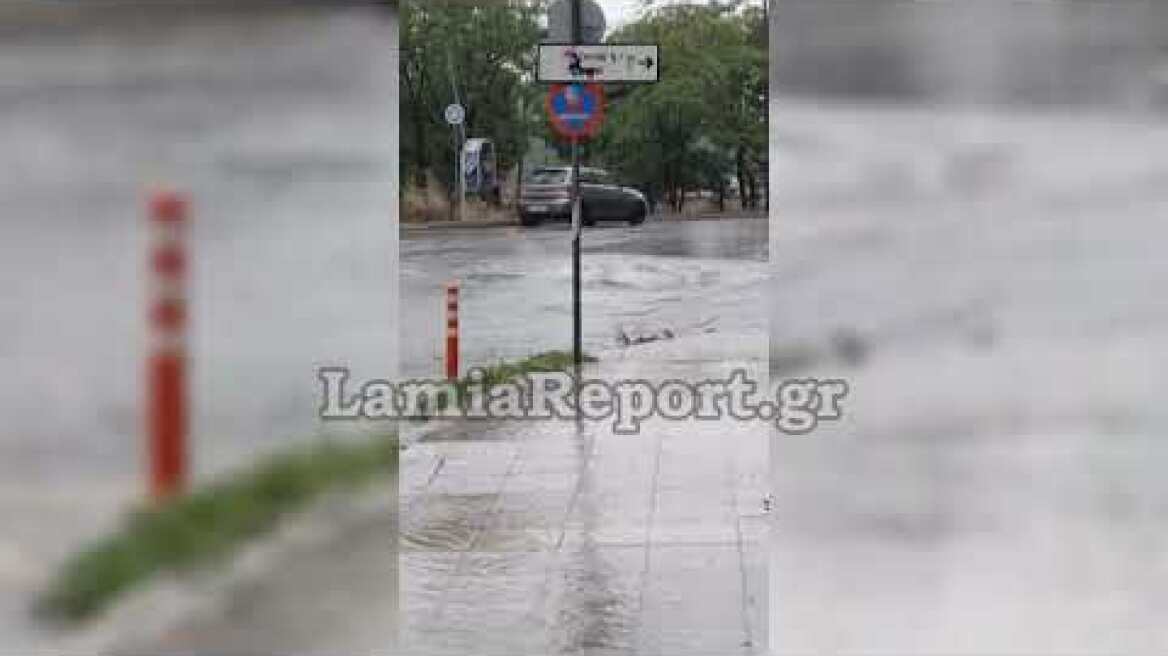 LamiaReport.gr: Φρεάτιο στη διασταύρωση Πανουργιά και Σατωβριάνδου