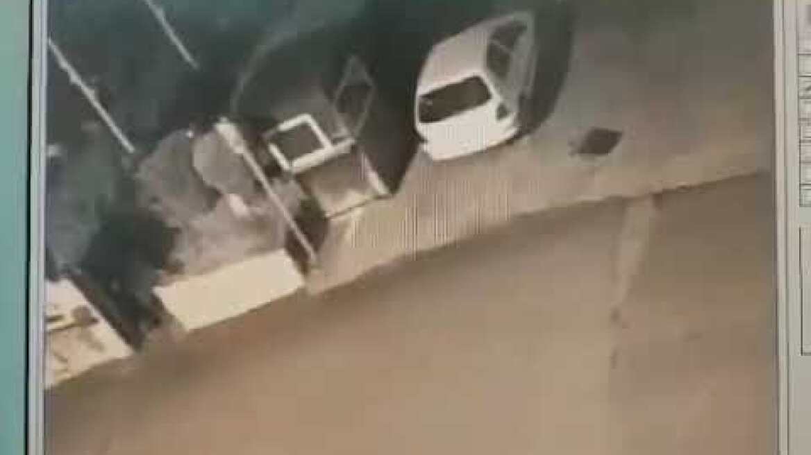 THESSTODAY.GR Video ντοκουμέντο - Φωτιά σε όχημα του δήμου Καλαμαριάς