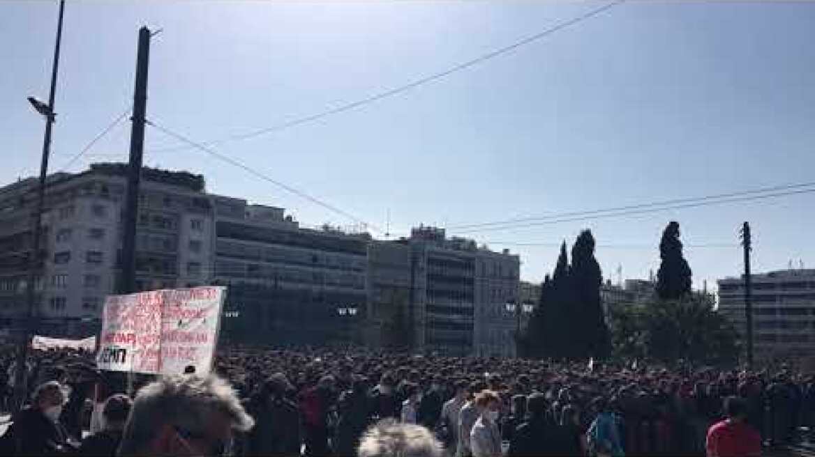 Πανεκπαιδευτικό σε εξέλιξη - Φωνάζουν συνθήματα έξω από τη Βουλή