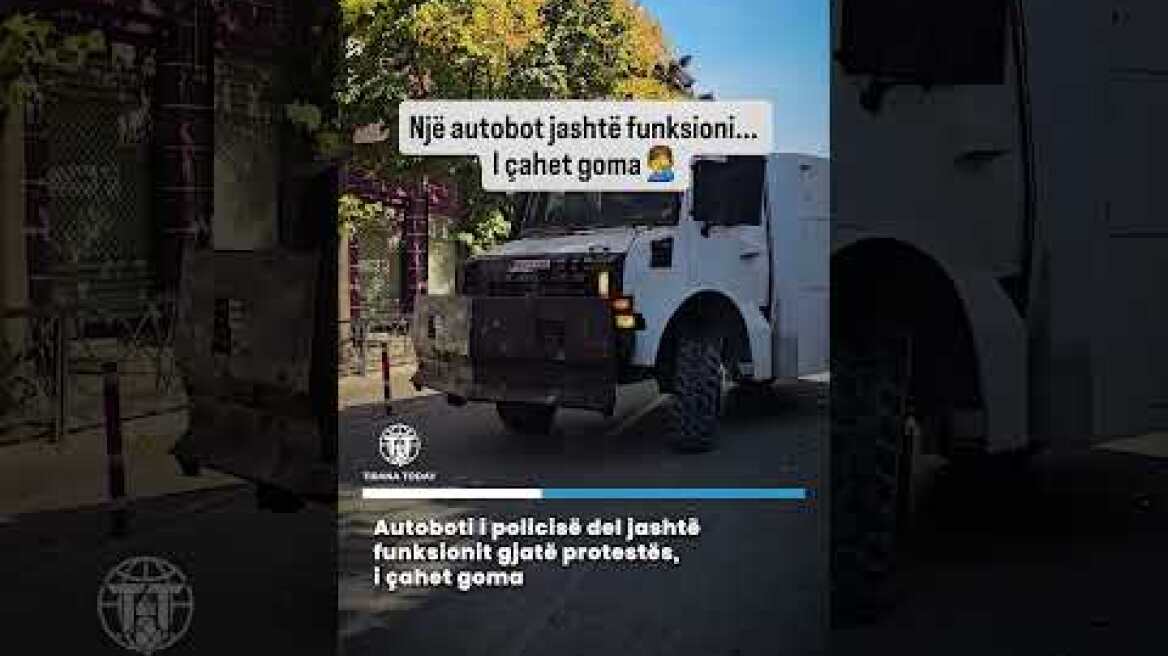 Autoboti i policisë del jashtë funksionit gjatë protestës, i çahet goma