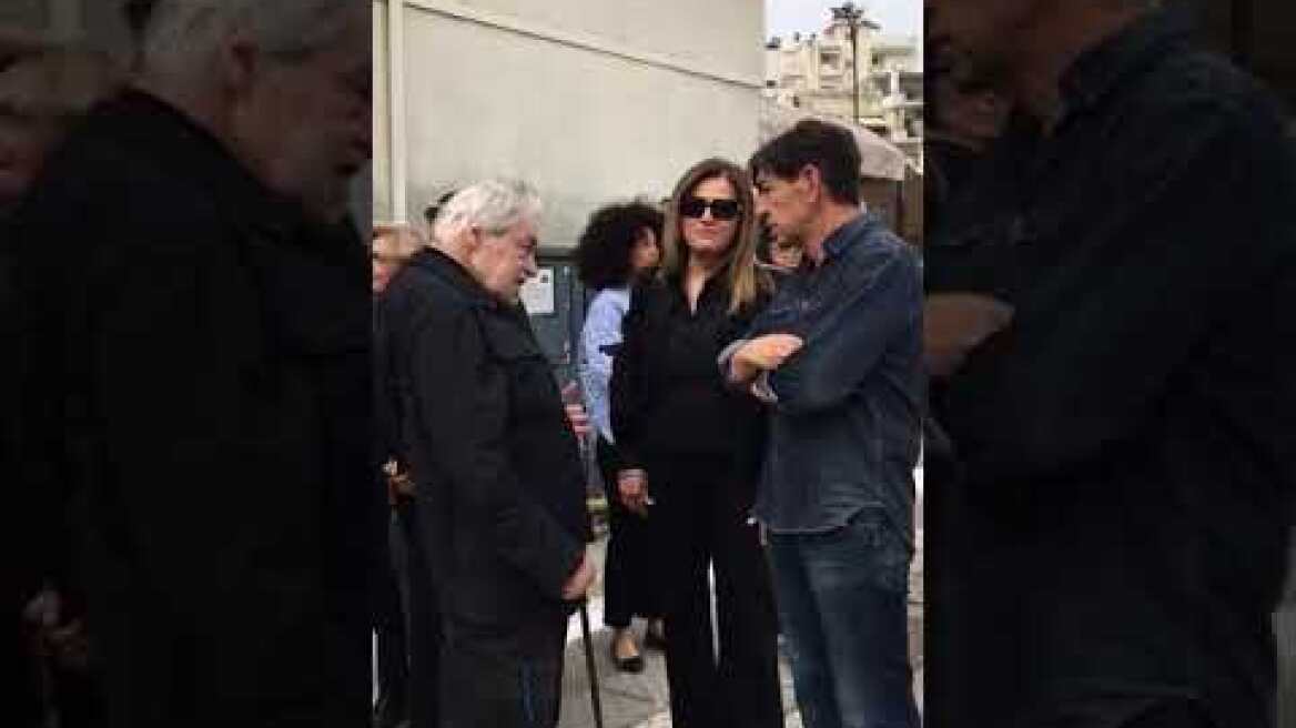 Γεράσιμος Σκιαδαρεσης και Μπεσυ Μάλφα στην κηδεία Άννας Παναγιωτοπούλου
