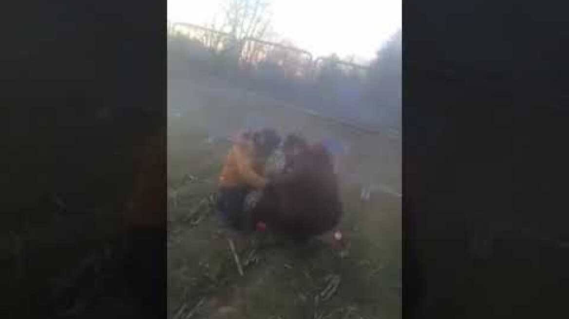 Δείτε πώς ρίχνουν τα χημικά από την τουρκική πλευρά