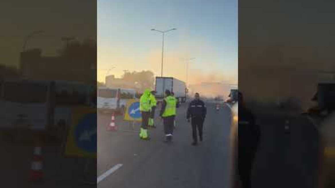 Φωτιά σε φορτηγό στα διόδια Αφιδνών (2)