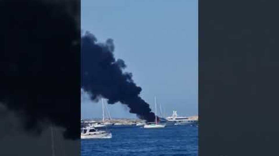 Luxury yacht goes in flames at the paradise island of Formentera