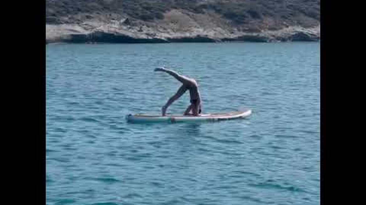 H Dua Lipa κάνει κατακόρυφο στη Σίφνο