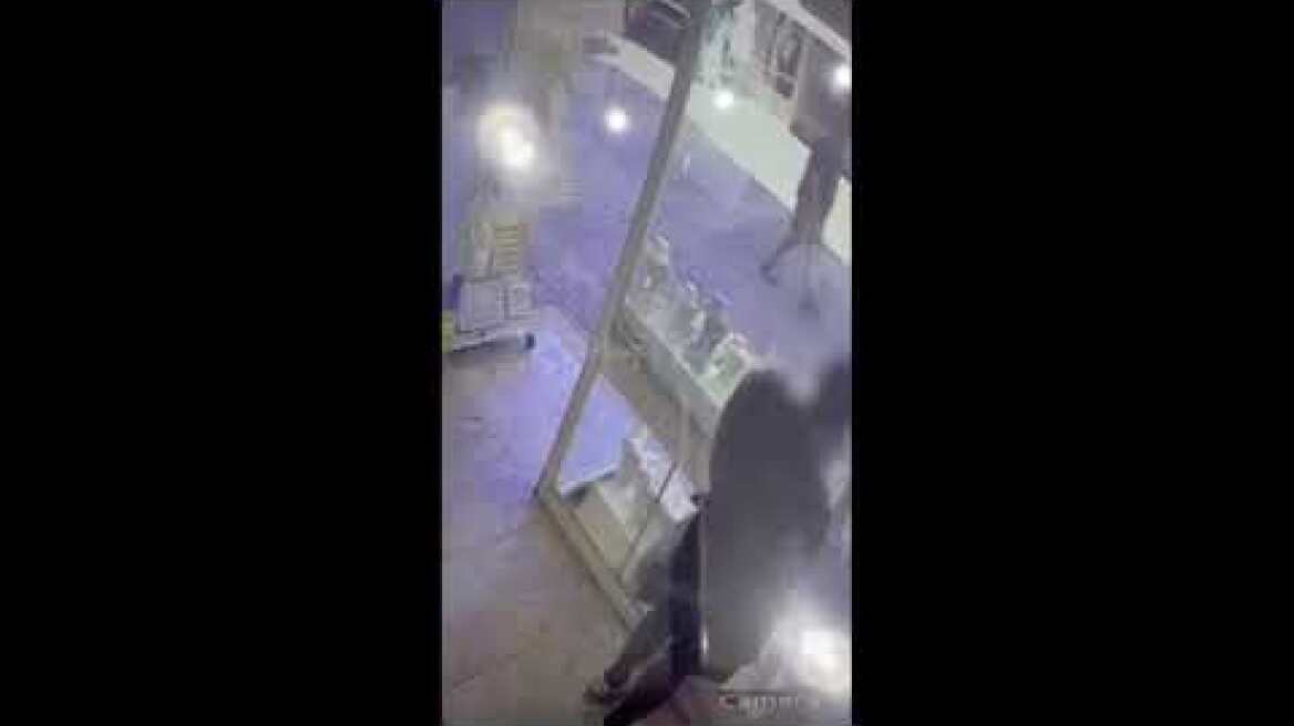 Η στιγμή που ο Ολλανδός με τα πανάκριβα γούστα κλέβει το κολιέ 6.000 ευρώ από μαγαζί στη Χερσόνησο!