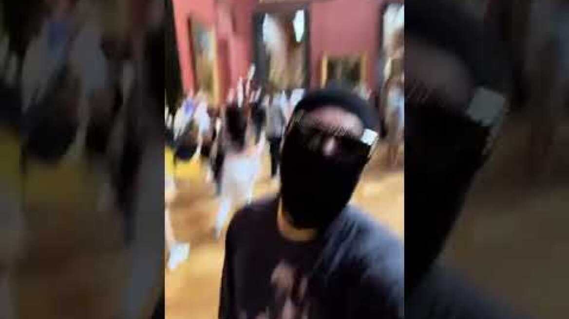 O Snik καπνίζει στο Λούβρο