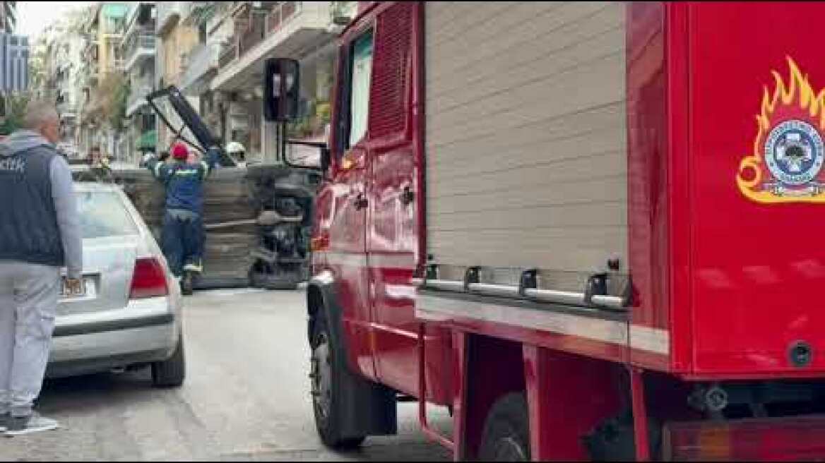 Τροχαίο στην Κυψέλη, αυτοκίνητο αναποδογύρισε στη μέση του δρόμου (2)