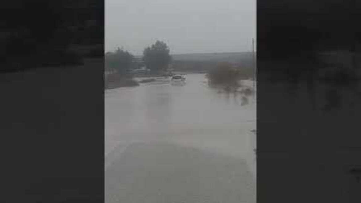 Ροδόπη: Εγκλωβισμένο Ι.Χ. σε πλημμυρισμένο δρόμο