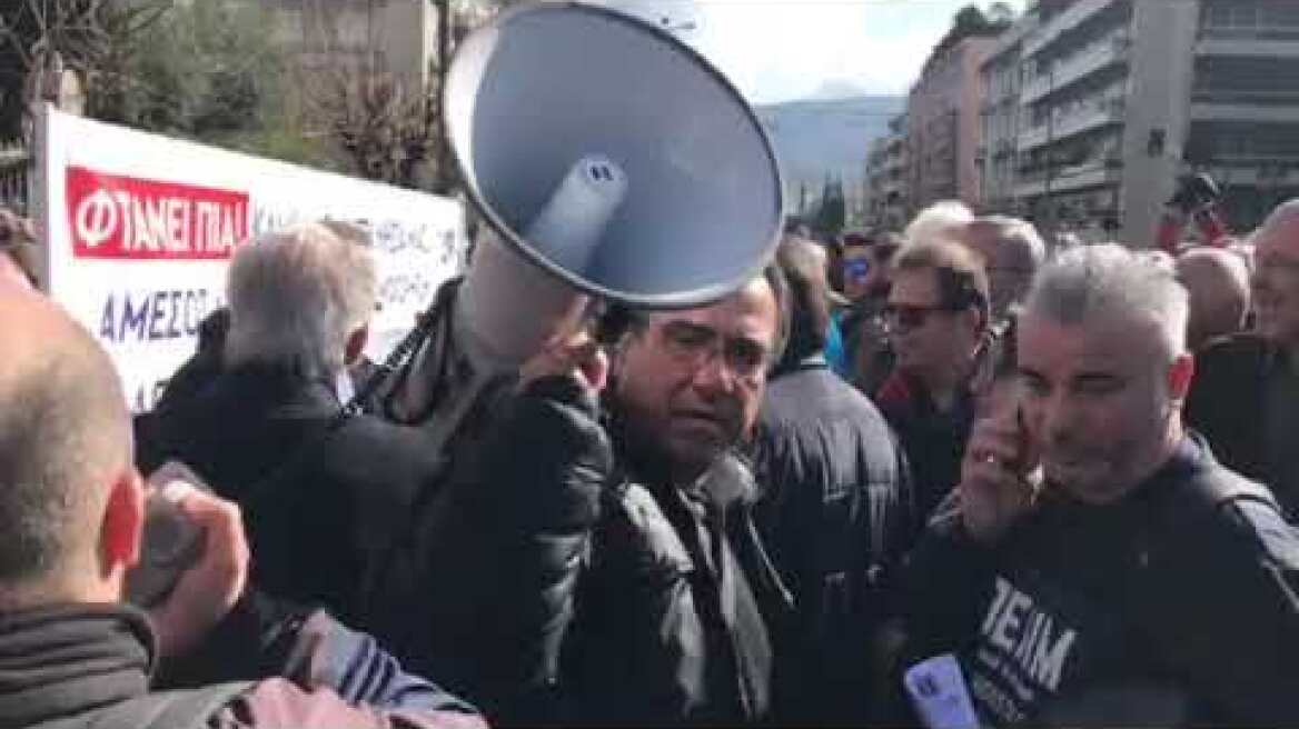 Βίντεο με τους νησιώτες να διώχνουν τη χρυσή αυγή