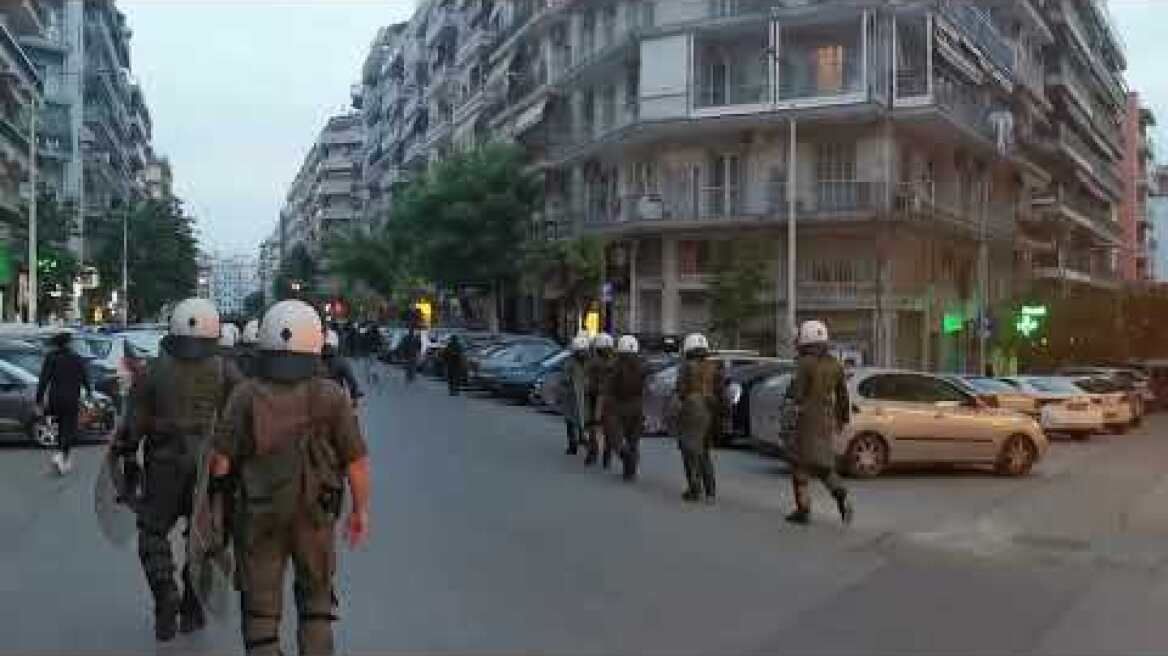 Κατά τη διάρκεια της πορείας, οι διαδηλωτές έβαλαν φωτιά σε τουλάχιστον τρεις κάδους απορριμάτων