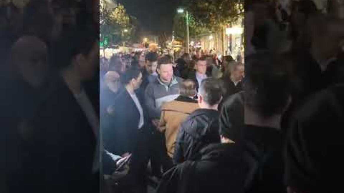 Ο Κασσελάκης βόλτα στον κεντρικό πεζόδρομο των Τρικάλων