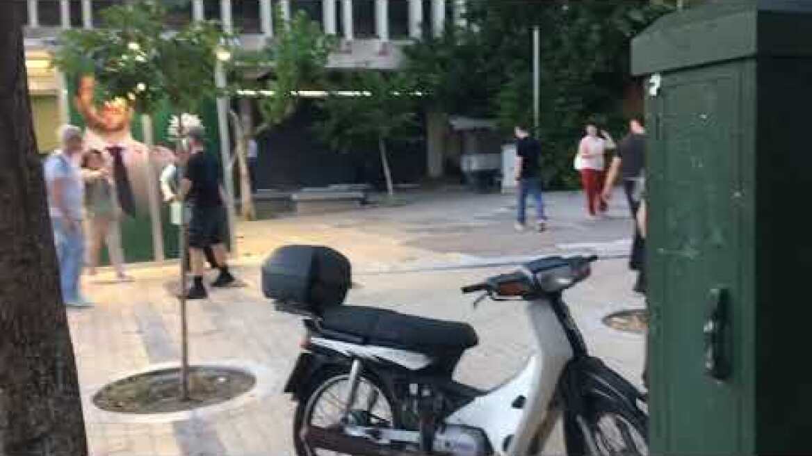 Μικροένταση επικράτησε στην πλατεία Κοραή στο περίπτερο του ΠΑΣΟΚ όταν άγνωστοι έγραψαν συνθήματα