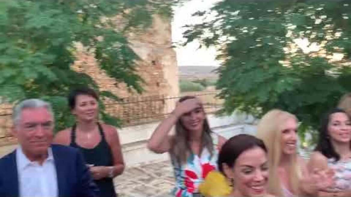 Κωνσταντίνος Μπογδάνος και Ελένη Καρβέλα παντρεύτηκαν στη Νάξο