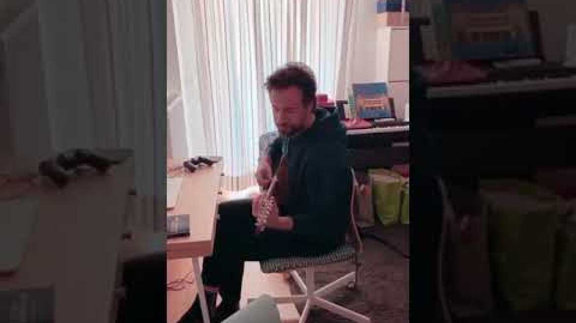 Η Τόνια Σωτηροπούλου απολαμβάνει live τον Κωστή Μαραβέγια στο σαλόνι τους!