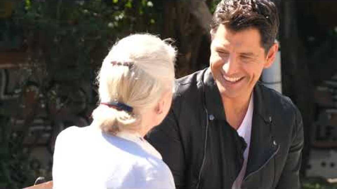 Tο backstage βίντεο του Σάκη Ρουβά για «Ομάδα Προσφοράς ΟΠΑΠ»