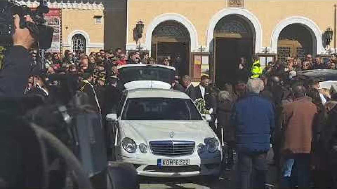 Απέραντη θλίψη στην κηδεία του 23χρονου πυροσβέστη και της συντρόφου του (1)