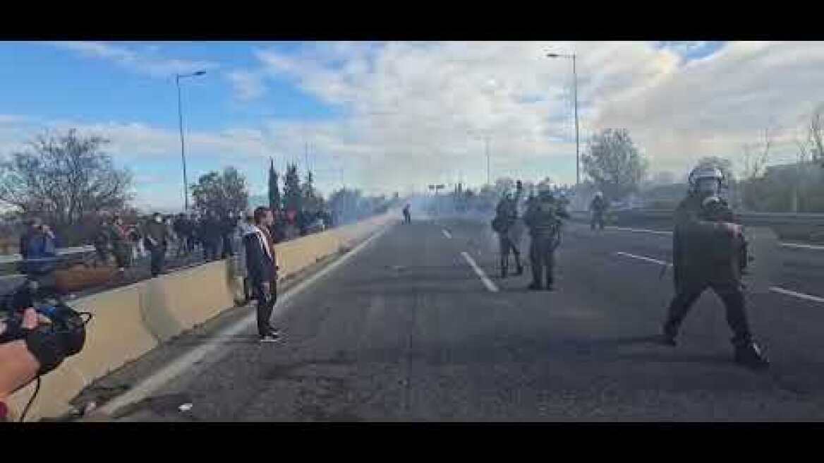 Επεισοδιακά ξεκίνησαν τα μπλόκα των αγροτών με την Αστυνομία: Χημικά σε Νίκαια και Πλατύκαμπο (2)