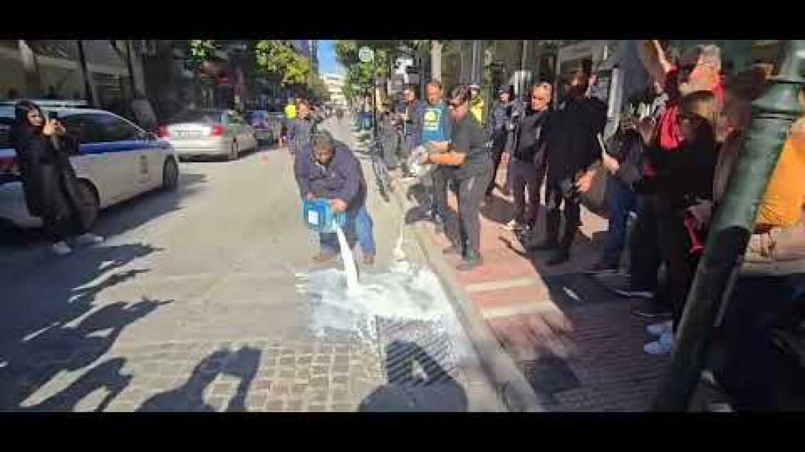 Κτηνοτρόφοι έριξαν γάλα έξω από το πολιτικό γραφείο του Κέλλα, δείτε βίντεο