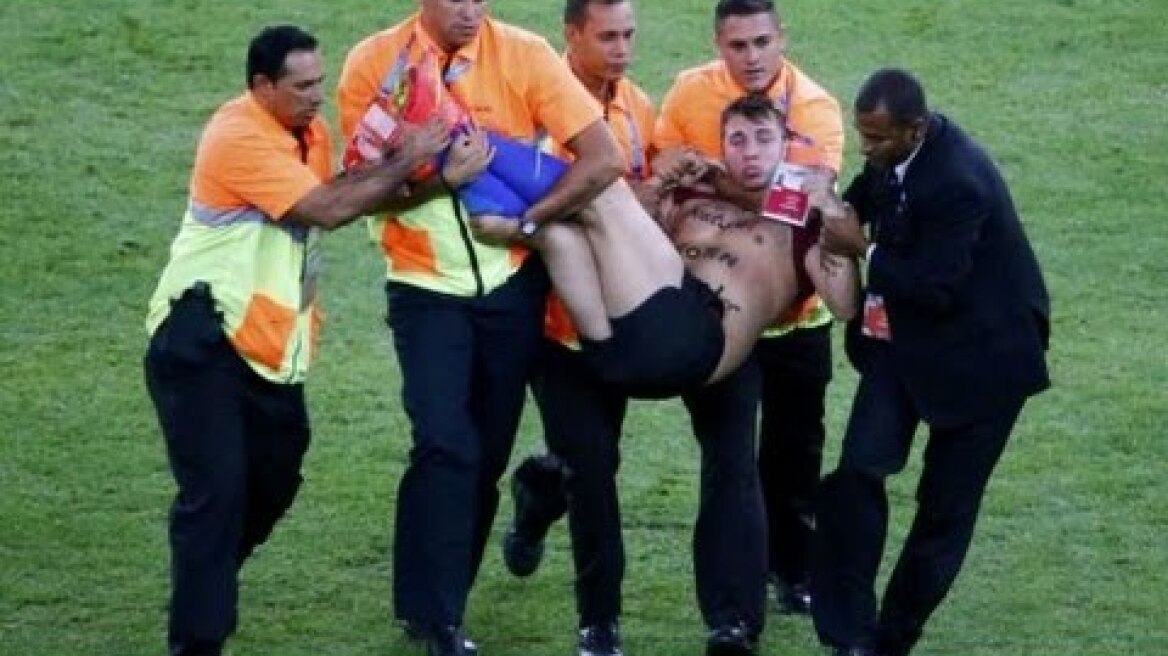 Vitalyzdtv runs on to the pitch at Final World Cup Final 2014 (✓✓HD Quality)