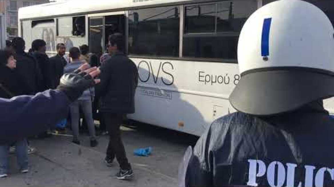 Τους βάζουν τους μετανάστες σε λεωφορεία της γραμμής για να πάνε μόρια