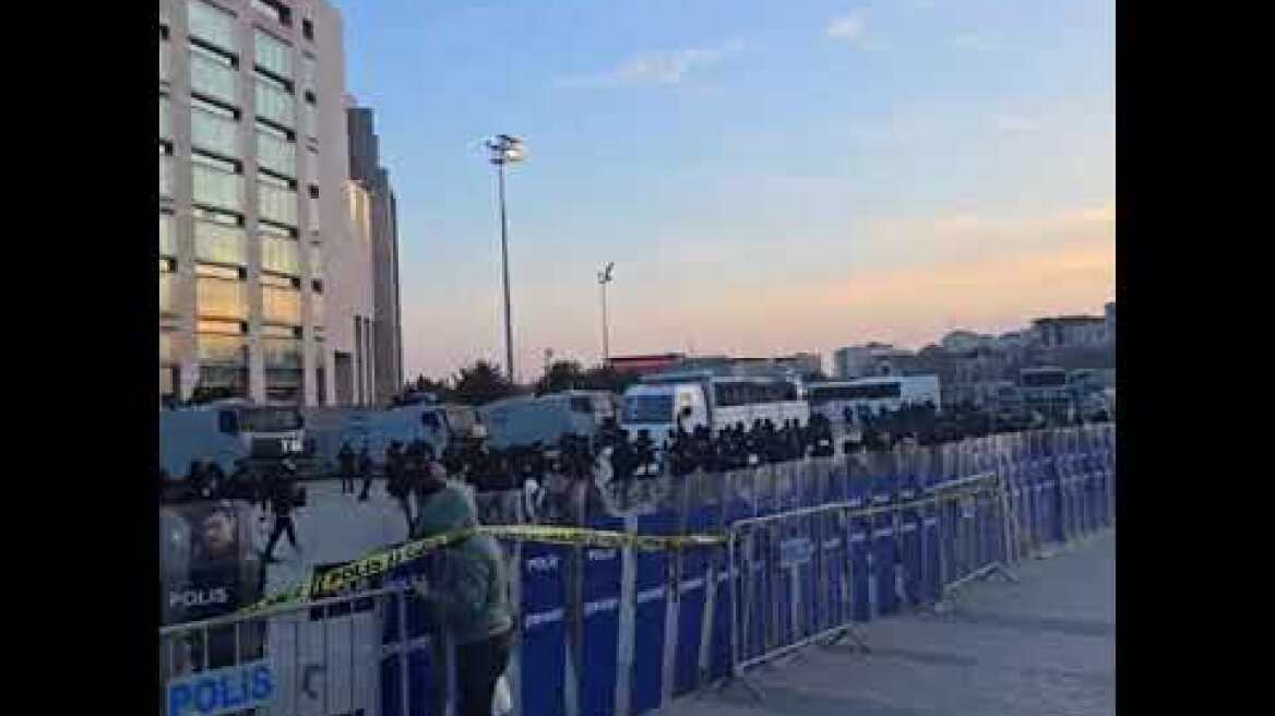 Αναμονή για την άφιξη του Ιμάμογλου (2)