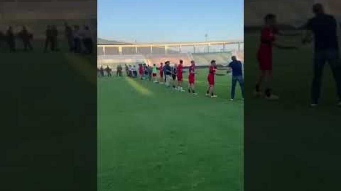 Οι ποδοσφαιριστές του Βόλου βοηθούν τον Ελληνικό στρατό